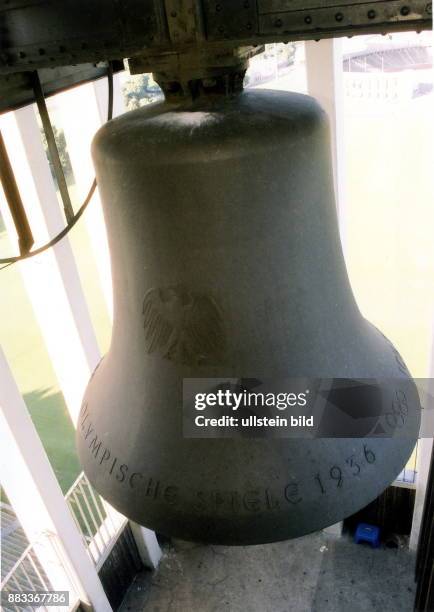 Blick auf die Glocke im Glockenturm; im Bild die Inschrift "Olympische Spiele 1936" - 1999