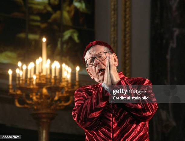 Deutschland Berlin - Proben zum Theaterstueck 'Jedermann' von Hugo von Hofmannsthal im Berliner Dom. Regie: Brigitte Grothum. Darsteller: Herbert...