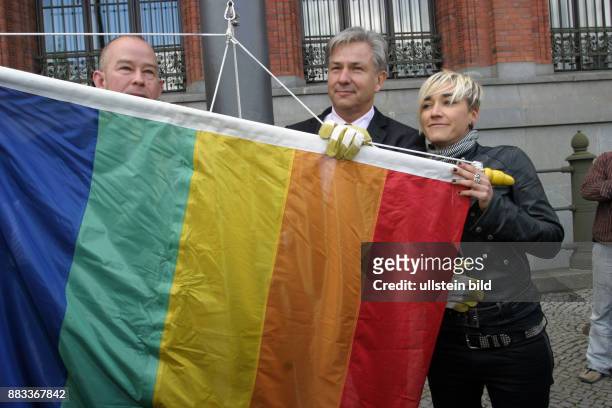 Wowereit, Klaus - Politiker, Regierender Buergermeister von Berlin, SPD, D - mit Alexander Zinn und Elli Erl und Regenbogenfahne -