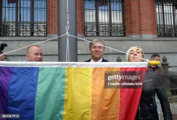 Wowereit, Klaus - Politiker, Regierender Buergermeister von Berlin, SPD, D - mit Alexander Zinn und Elli Erl und Regenbogenfahne -