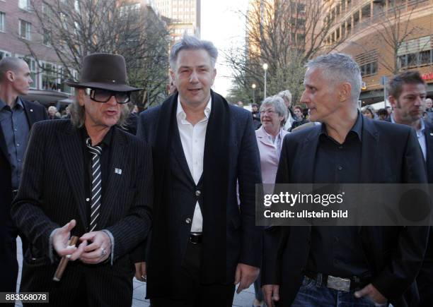 Wowereit, Klaus - Politiker, Regierender Buergermeister von Berlin, SPD, D - mit Freund Joern Kubicki und Saenger Udo Lindenberg anlaesslich Musical...