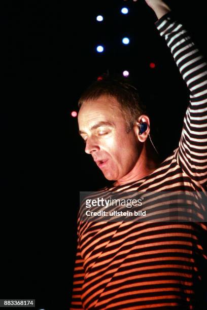 Underworld - Band, Electronic Music, UK - Singer Karl Hyde performing in Berlin, Germany, O2 World