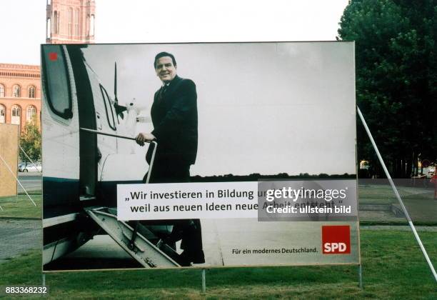 Wahlplakat der SPD in Berlin : Bundeskanzler Gerhard Schröder mit dem Slogan "Wir investieren in Bildung und Forschung, weil aus neuen Ideen neue...