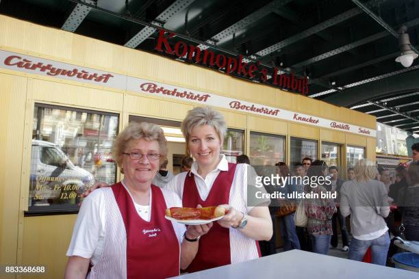Ziervogel, Waltraud - Unternehmerin, Inhaberin Konnopkes Imbiss, D - mit Tochter Dagmar Konnopke vor dem Konnopke's Imbiss unter der Hochbahn der...