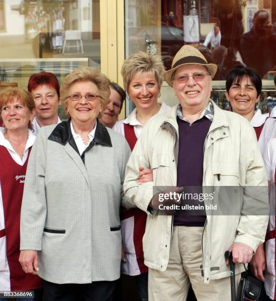 Ziervogel, Waltraud - Unternehmerin, Inhaberin Konnopkes Imbiss, D - mit Ehemann Kurt , Tochter Dagmar Konnopke und Team vor dem Konnopkes Imbiss...