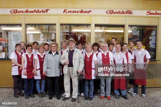 Ziervogel, Waltraud - Unternehmerin, Inhaberin Konnopkes Imbiss, D - mit Ehemann Kurt , Tochter Dagmar Konnopke und Team vor dem Konnopkes Imbiss...