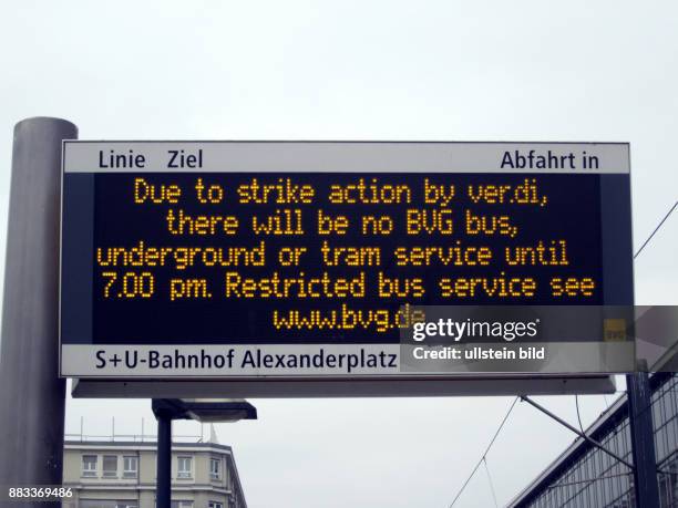 Hinweis zum Streik der BVG am Alexanderplatz in Berlin.