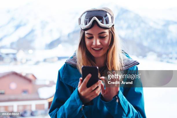 jeune snowboarder femme - sport d'hiver photos et images de collection