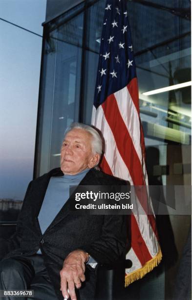 Douglas, Kirk *- Schauspieler, USA - Halbportrait, vor einer amerikanischen Flagge