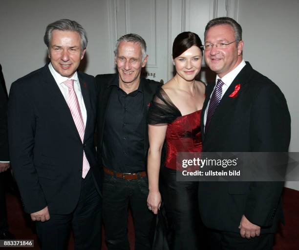 Berlins Regierender Bürgermeister Klaus Wowereit, sein Lebensgefährte Jörn Kubicki, Politiker Frank Henkel mit Begleitung Rina Richter auf der Gala...