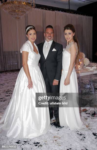 Weddingplaner Froonck D. Matthée und zwei Frauen im Brautkleid auf der Hochzeitsmesse in Berlin