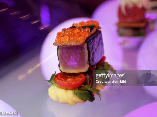 Eine kleine Köstlichkeit bestehnd aus Algenumwickeltem Thunfisch, rotem Kaviar, Tomaten und Kräutern auf derHochzeitsmesse im Hotel Ritz Carlton in...