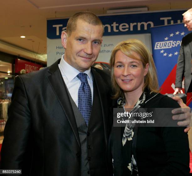 Ehemalige Eisschnellläuferin Claudia Pechstein bei einer Autogrammstunde in Berlin. Mit dabei auch ihr Freund Matthias Grosse.