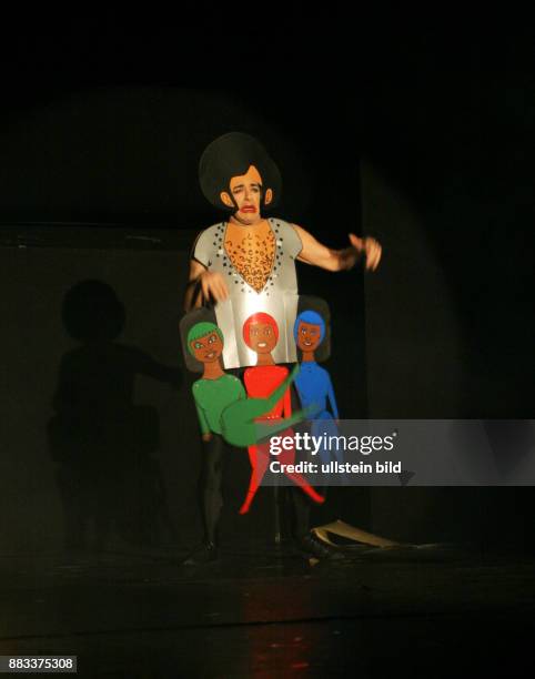 Der Verwandlungskünstler Ennio Marchetto mit seinen Papierfiguren bei einem Auftritt im Tipi in Berlin, als Boney M