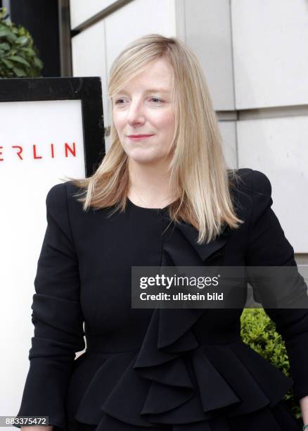 Die britische Designerin Sarah Burton vom Label Alexander McQueen kommt zu einem Cocktailempfang in den Shop The Corner in Berlin