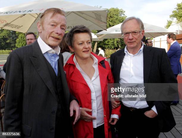 Schauspieler Otto Sander, Politikerin Renate Künast und ihr Ehemann Rüdiger Portius anlässlich der Geburtstagsparty "20 Jahre Bar jeder Vernunft, 10...