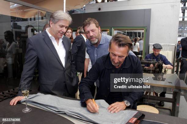 Berlins Regierender Bürgermeister Klaus Wowereit besucht den Stand vom Jeanslabel G Star auf der Modemesse Bread & Butter in Berlin. Nachdem Mass...