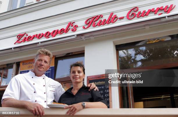 Mario Ziervogel mit Ehefrau Viola anläßlich Eröffnung Imbissbude mit dem Namen "Ziervogels Kult Curry" in Berlin