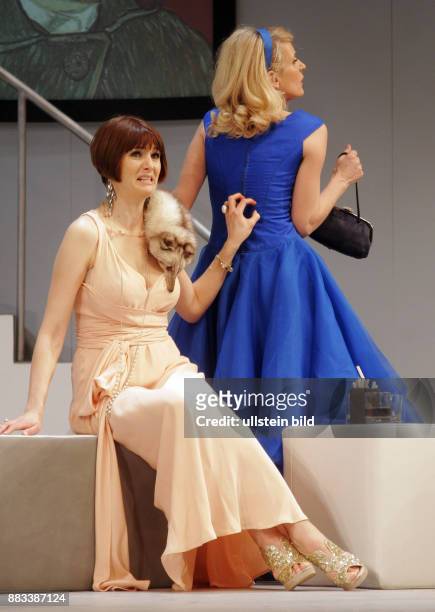 Die Schauspieler Nicole Marischka , Maria Furtwängler vl aufgenommen bei den Proben zum Theaterstück "Gerüchte... Gerüchte..." im Theater am Kudamm...