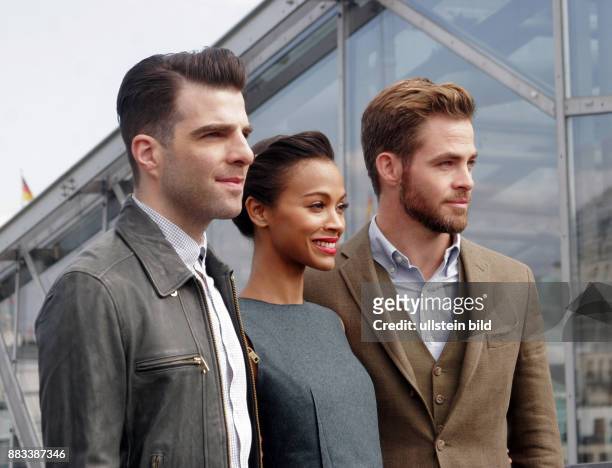 Die Schauspieler Zachary Quinto, Zoe Saldana, Chris Pine vl aufgenommen bei einem Fototermin zum Kinofilm "Star Trek Into Darkness" auf der Terrasse...