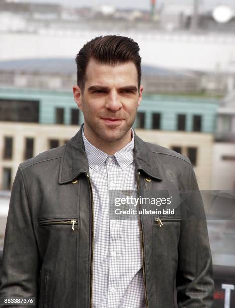 Schauspieler Zachary Quinto aufgenommen bei einem Fototermin zum Kinofilm "Star Trek Into Darkness" auf der Terrasse vom China Club in Berlin