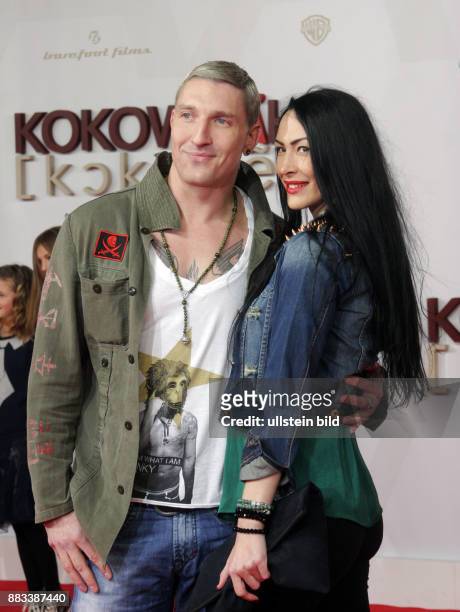 Handballer Stefan Kretschmar und Freundin Danica Ffriend aufgenommen bei der Filmpremiere von "Kokowääh-2" im Kino Cinestar in Berlin