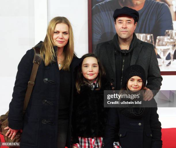 Schauspielerin Anna Loos, eine Freundin der Tochter, Tochter Lilly und Ehemann Jan Josef Liefers aufgenommen bei der Filmpremiere von "Kokowääh 2" im...