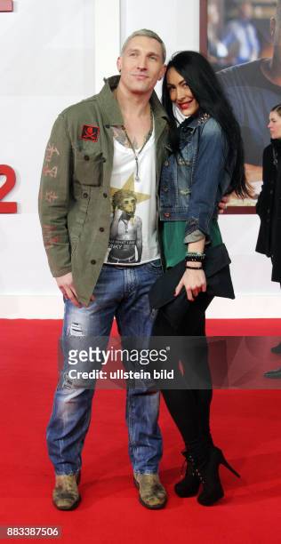 Handballer Stefan Kretschmar und Freundin Danica Ffriend aufgenommen bei der Filmpremiere von "Kokowääh-2" im Kino-Cinestar in Berlin
