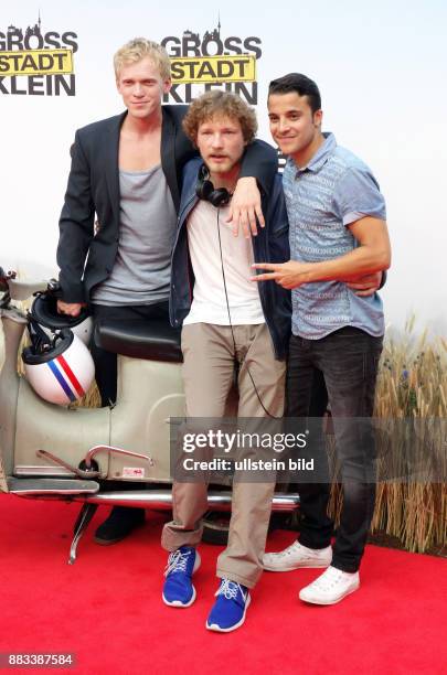 Die Schauspieler Pit Bukowski, Jacob Matschenz, Kostja Ullmann vl aufgenommen bei der Premiere des Films "Grossstadtklein" im Kino der Kulturbrauerei...