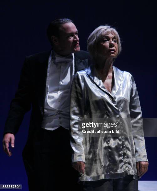 Die Schauspieler Stephan Benson und Judy Winter aufgenommen bei den Proben zu dem Stück "Hilde Knef Der Teufel und die Diva" im Theater am Kudamm in...