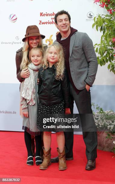 Schauspieler Gedeon Burkhard mit Freundin Anika Bormann, seiner Tochter Gioia und ihrer Freundin Lotte aufgenommen bei der Filmpremiere von...