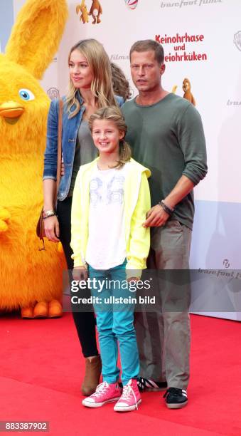 Schauspieler Til Schweiger, Freundin Svenja Holtmann und Tochter Emma aufgenommen bei der Filmpremiere von Keinohrhase und Zweiohrküken in Berlin