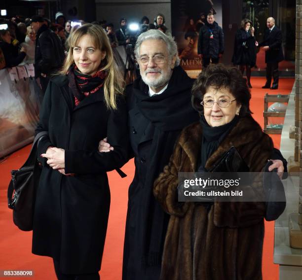 Sängerin Marina Prudenskaya, Sänger Placido Domingo, Ehefrau Marta Ornelas vl aufgenommen bei der Premiere des Films Der Medicus im Kino Zoo Palast...