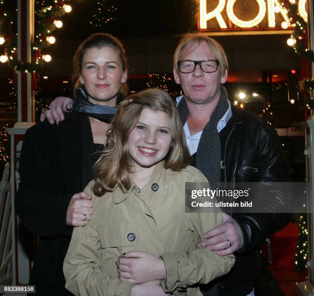 Schauspieler Ben Becker, Ehefrau Anne und Tochter Lilith aufgenommen bei der Premiere der Show vom Zirkus Roncalli im Tempodrom in Berlin