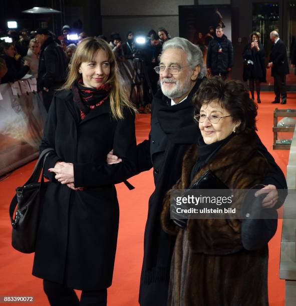 Sängerin Marina Prudenskaya, Sänger Placido Domingo, Ehefrau Marta Ornelas vl aufgenommen bei der Premiere des Films Der Medicus im Kino Zoo Palast...