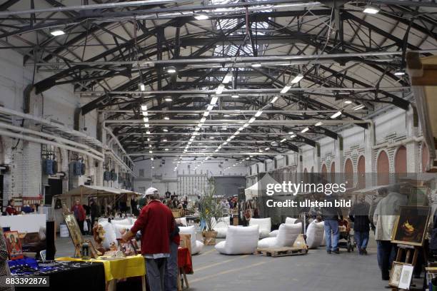 Deutschland Berlin Kreuzberg - Markthallen am Gleisdreieck , Verkauf von Delikatessen, Kunst, Kunsthandwerk, Antiquitaeten und Troedel -