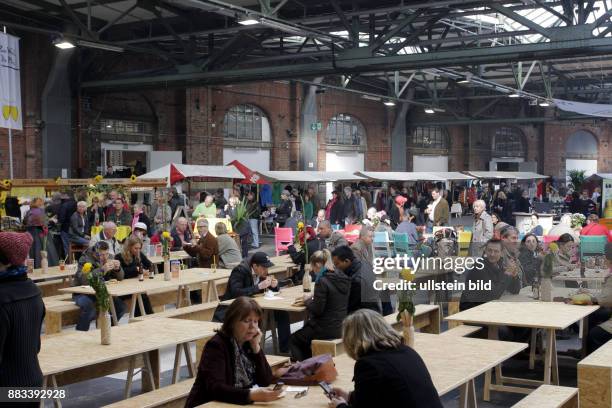 Deutschland Berlin Kreuzberg - Markthallen am Gleisdreieck , Verkauf von Delikatessen, Kunst, Kunsthandwerk, Antiquitaeten und Troedel -