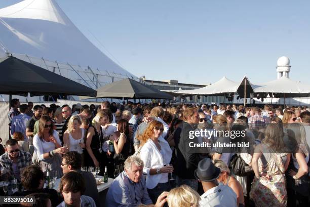 Deutschland Berlin Tempelhof - Modemesse Bread & Butter Berlin auf dem ehemaligen Flughafen Tempelhof, Gaeste auf der G Star Party -