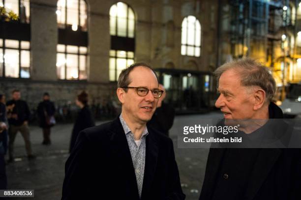 Berliner Ensemble, Hof. Memory zum 400. Todestag von William Shakespeare. Hier: Sir Sebastian Wood mit Claus Peymann .