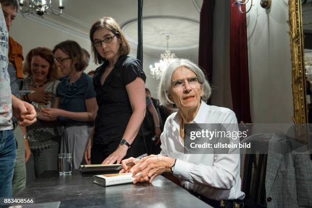 Berliner Ensemble. Buchpremiere! DONNA LEON, EWIGE JUGEND. Commissario Brunettis fuenfundzwanzigster Fall. Donna Leon im Gespraech mit Shelly...