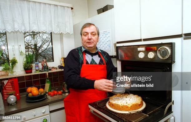 Klaus Toepfer * Politiker, CDU, D - Bundesbauminister - der Kueche beim Kuchen backen in seinem Saarbrueckener Haus