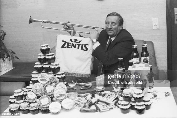 Heinz-Gregor Johnen, Geschäftsführer des Konfitürenherstellers "Zentis", mit einer Fanfare in der Hand. Vor ihm auf dem Tisch ist eine Auswahl der...