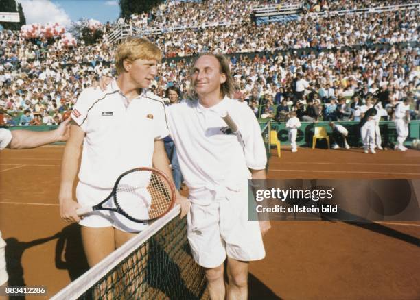 Der Tennisspieler Boris Becker spielt auf Einladung der Bild-Zeitung zugunsten von UNICEF am Hamburger Rothenbaum gegen Otto Waalkes. Vor Spielbeginn...