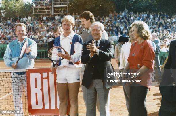 Der Tennisspieler Boris Becker spielt auf Einladung der Bild-Zeitung zugunsten von UNICEF am Hamburger Rothenbaum. Vor Spielbeginn stellen sich die...