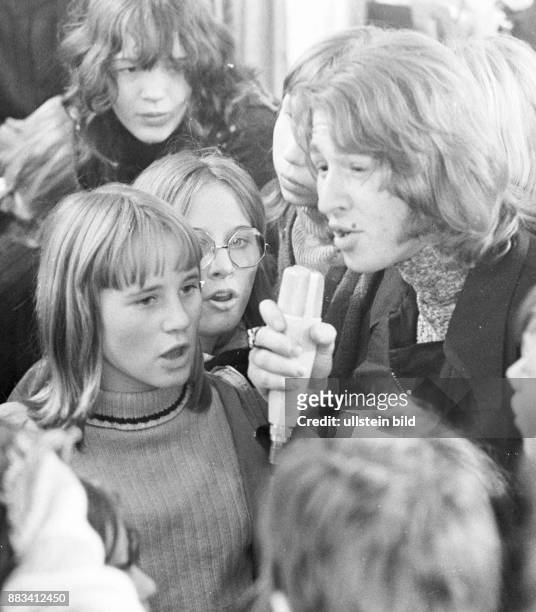 Der Sänger Peter Maffey im November 1971 bei einer Zeltveranstaltung in Hamburg. Maffay steht in einer Gruppe von jugendlichen Fans und spricht in...