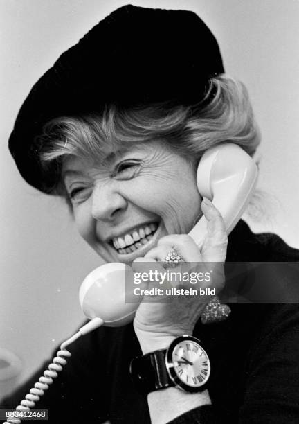 Schauspielerin, D bei einer Drehpause im Studio Hamburg. Sie hat einen Telefonhörer in der Hand, am Handgelenk trägt sie eine große Armbanduhr....