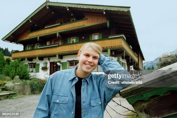 Anke Huber vor ihrem Ferienhaus in Salzburg. Deutsche Tennisspielerin, geb. . .