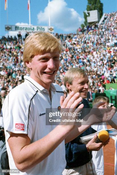 Der Tennisspieler Boris Becker im vollbesetzten Center Court der Hamburger Tennisanlage am Rothenbaum. Er klatscht in die Hände. Im Hintergrund auf...