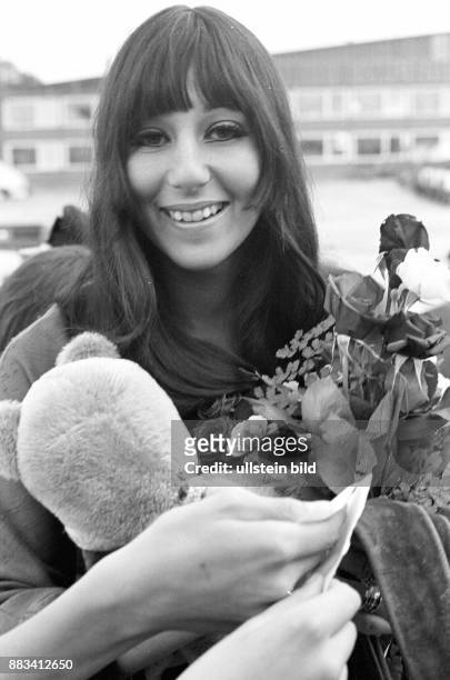 Die Sängerin Cher bei der Ankunft auf dem Hamburger Flughafen Fuhlsbüttel. Sie hält einen Rosenstrauß und einen Teddybär im Arm. Zusammen mit ihrem...