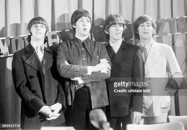 Die britische Beatband "The Beatles" nach einer Pressekonferenz in der Hamburger Ernst-Merck-Halle zur "Bravo-Beatles-Blitztournee". V.l.:...